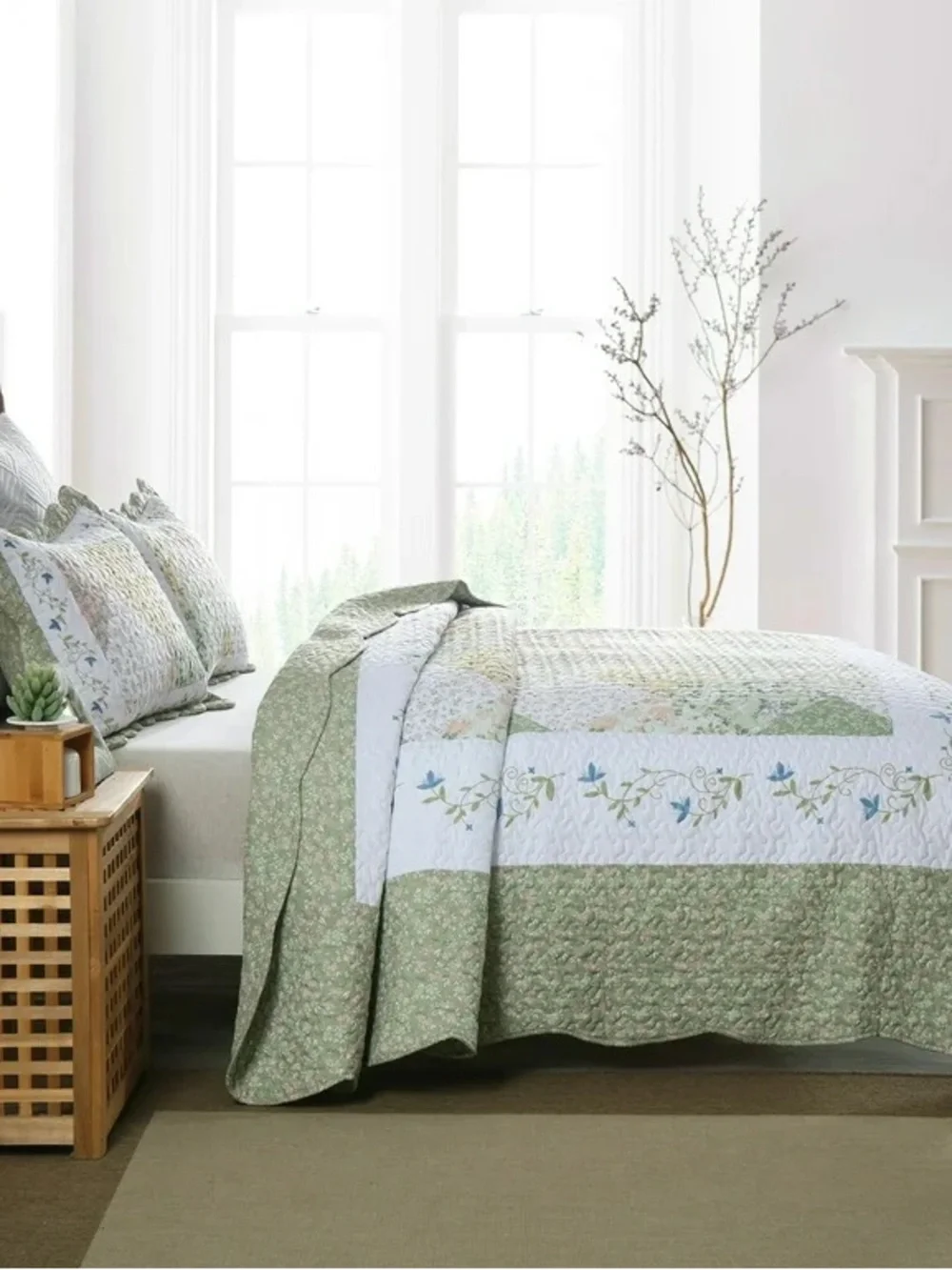 Floral Patchwork Green and White queen 3 piece Quilted Bedding Set